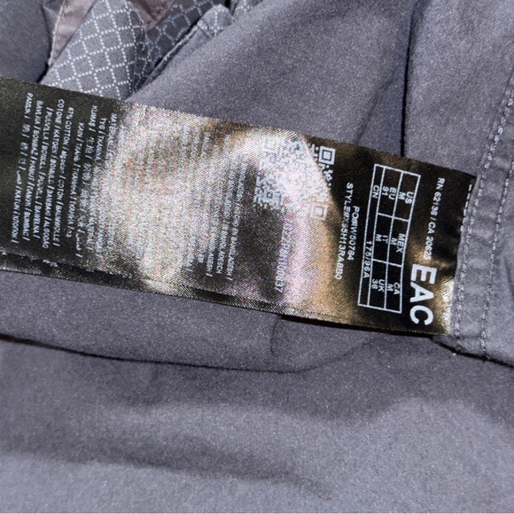 Guess Men’s Button Up, Grey W/ White Diamond Print, Sz M business or casual - Picture 8 of 8